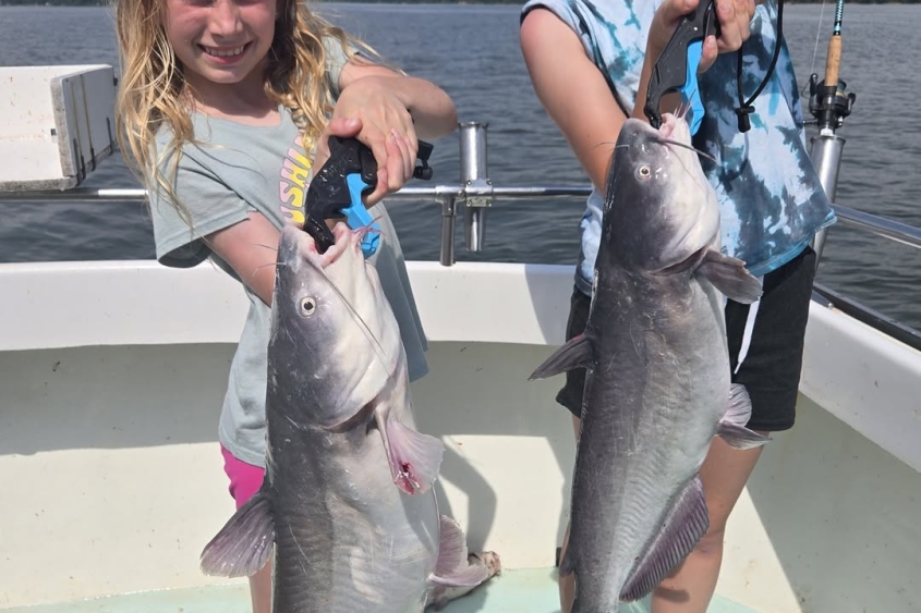 Best Blue Catfish fishing - 2 sisters catch the monsters