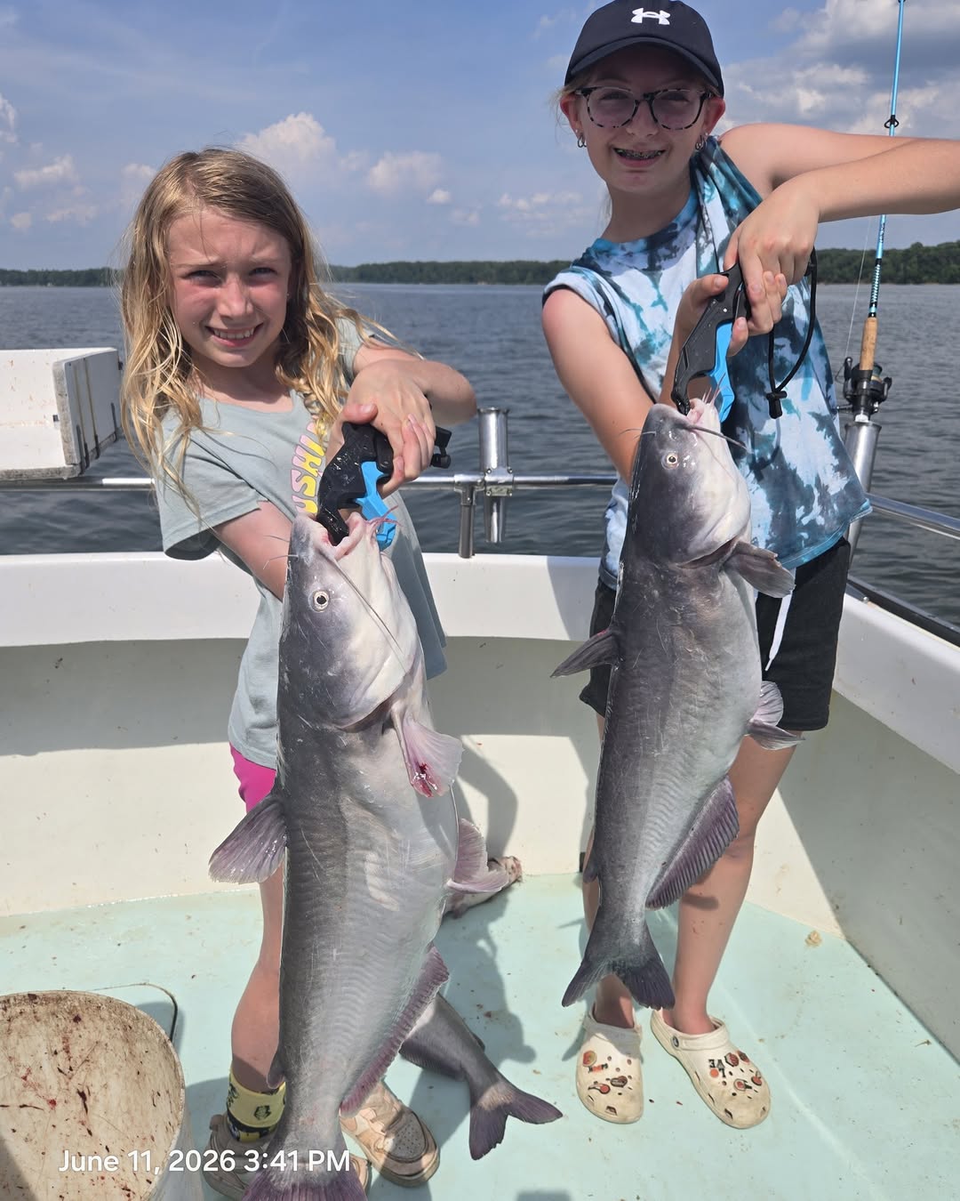 Crazy Good Blue Catfish Fishing! 1 Best Blue Catfish fishing - 2 sisters catch the monsters